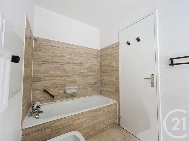 Appartement T2 à louer - 3 pièces - 79.1 m2 - MANDELIEU LA NAPOULE - 06 - PROVENCE-ALPES-COTE-D-AZUR - Century 21 Azurim